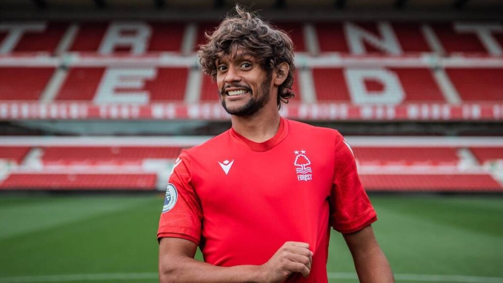 Gustavo Scarpa posa com camisa do Nottingham Forest no centro do estádio