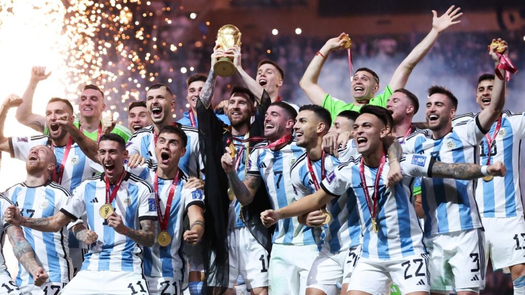 Ranking da Fifa: Levantando a taça, jogadores comemoram título da Argentina na Copa do Mundo