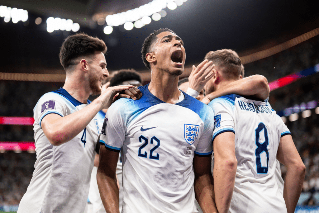 Real quer Bellingham: Em 1º plano, meia Jude Bellingham, comemora gol com elenco da Seleção da Inglaterra na Copa do Mundo 2022