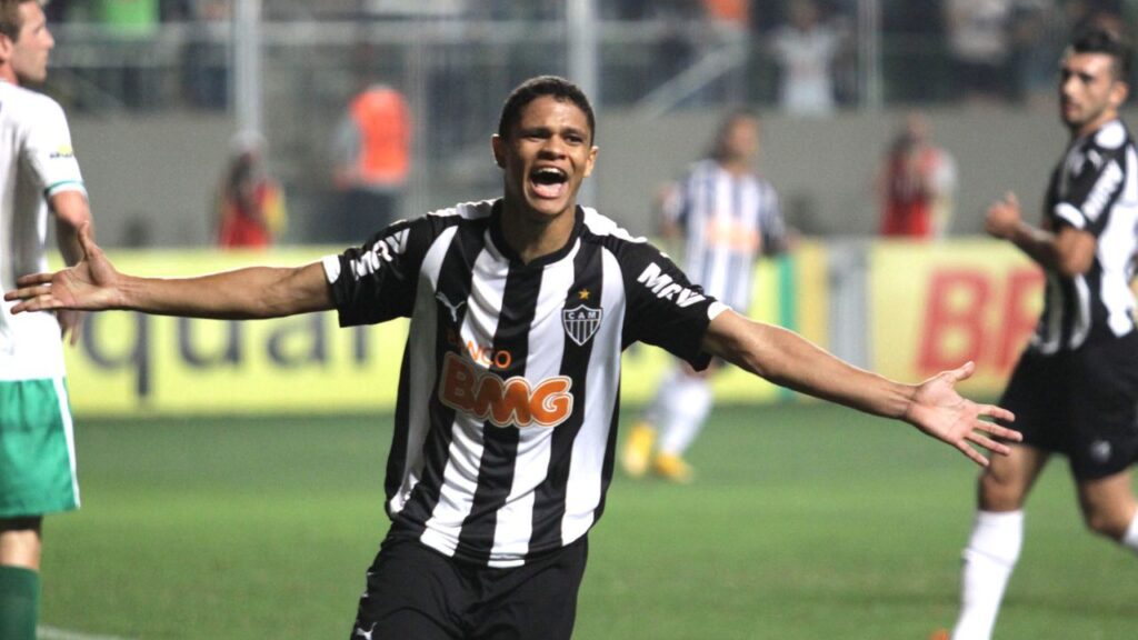 Lateral esquerdo Douglas Santos, ex-Atlético-MG