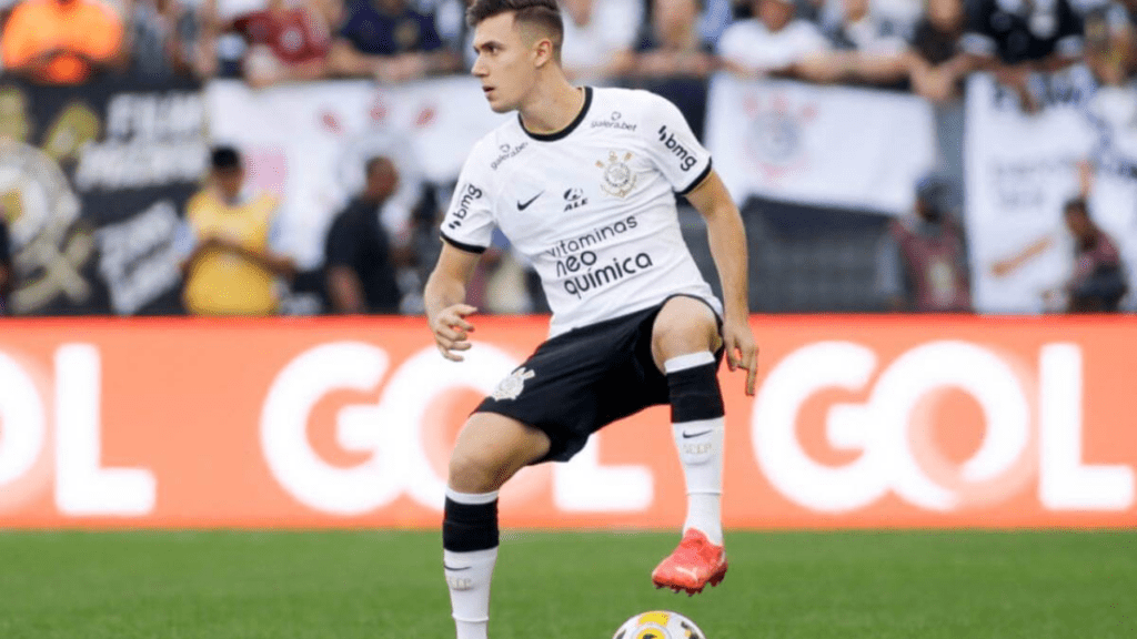 Lucas Piton, lateral ex-Corinthians, no Vasco
