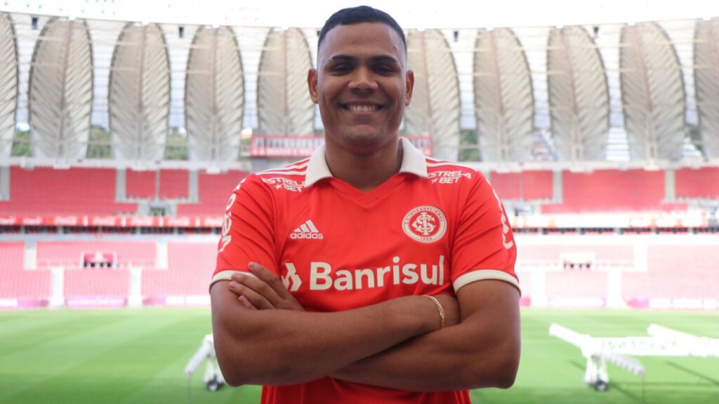 Internacional pode rescindir com atacante Mikael; Entenda o motivo