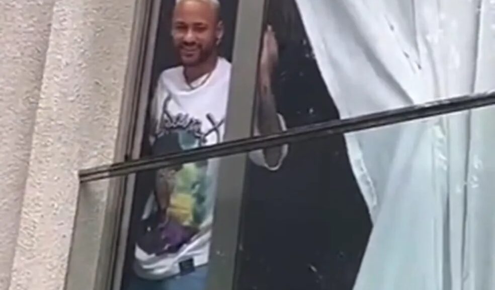 Neymar aparece em janela em sua casa em São Paulo