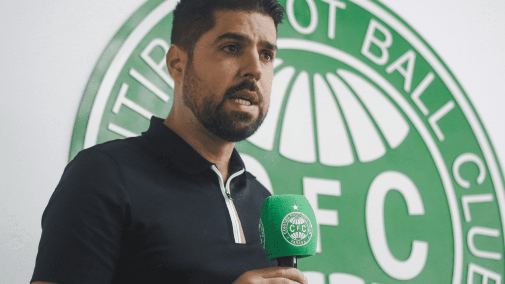 Treinador António Oliveira, do Coritiba
