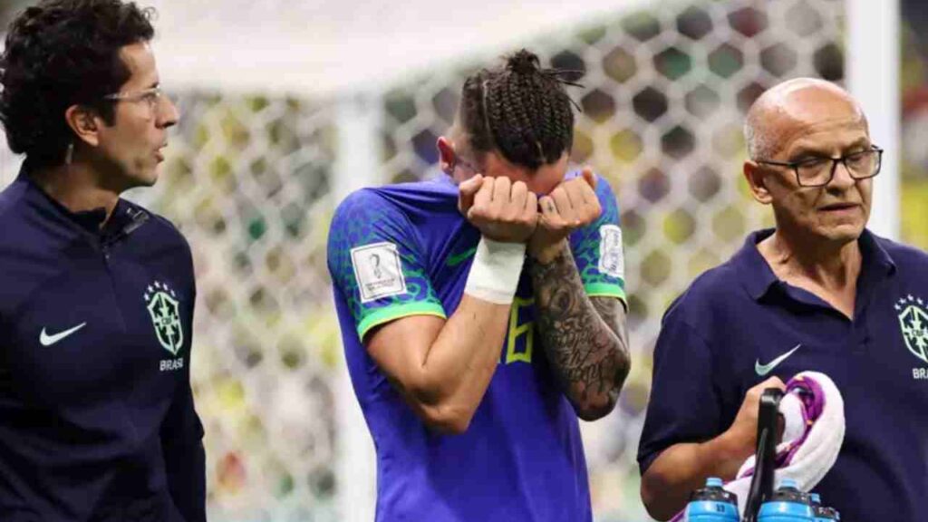 Alex Telles sofre lesão sai chorando em derrota do Brasil ante Camarões