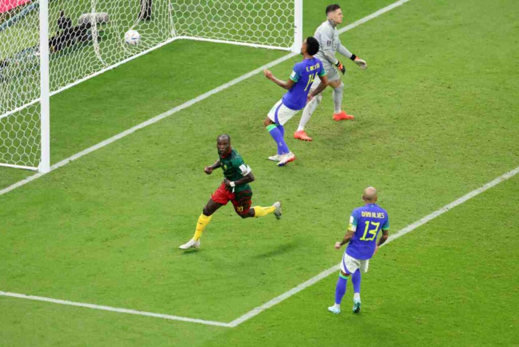 Brasil toma gol no fim e é derrotado por Camarões, mas passa em 1º do Grupo