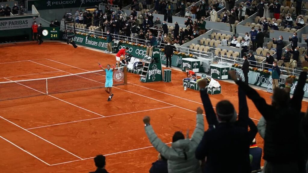 Quadra de tênis de saibro do torneio de Roland Garros.