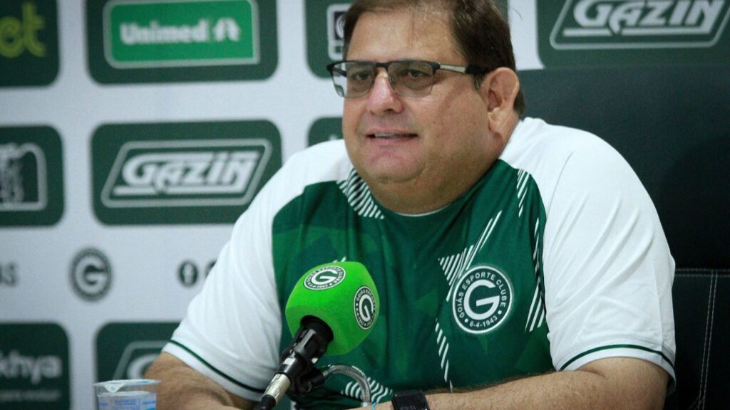 Técnico Guto Ferreira, em coletiva no Goiás