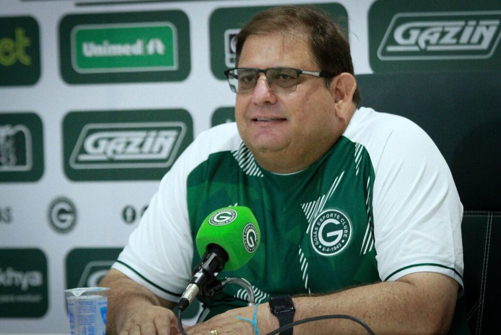 Técnico Guto Ferreira, em coletiva no Goiás