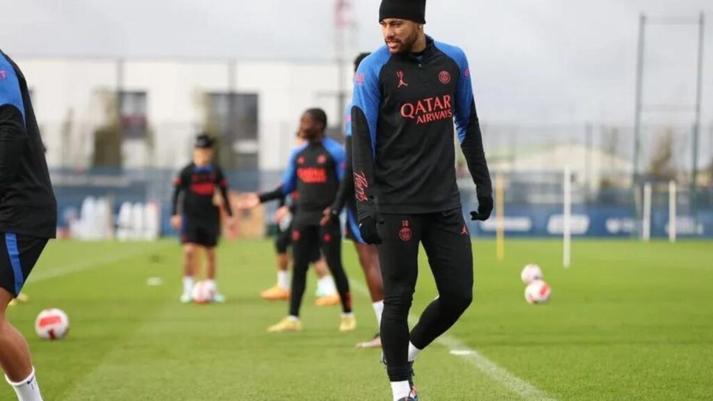 Craque do PSG, Neymar veste agasalhos e se movimenta no gramado durante treino do PSG