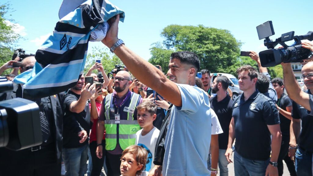 Atacante Luís Suárez chega a Porto Alegre