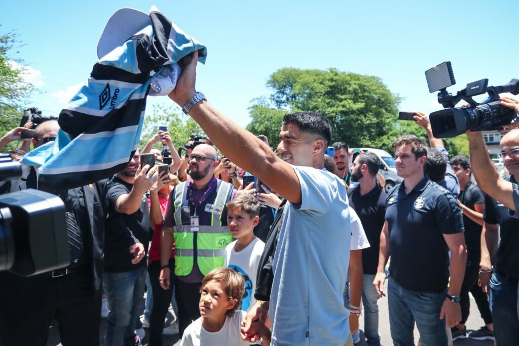 Atacante Luís Suárez chega a Porto Alegre