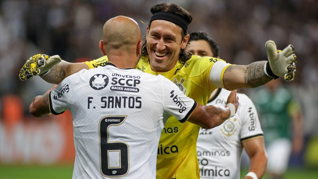 Corinthians vence com gol da virada marcado por Fábio Santos