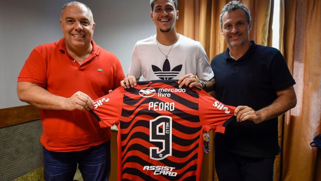 Atacante Pedro, posa com a camisa do Flamengo após renovar contrato