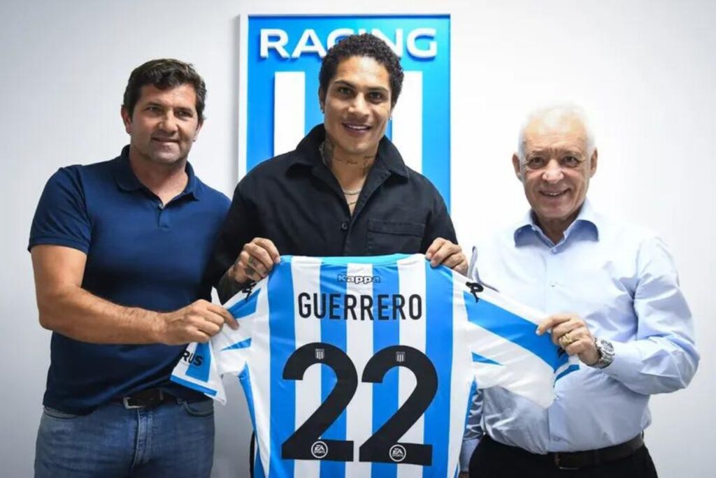 Paolo Guerrero assina com o Racing