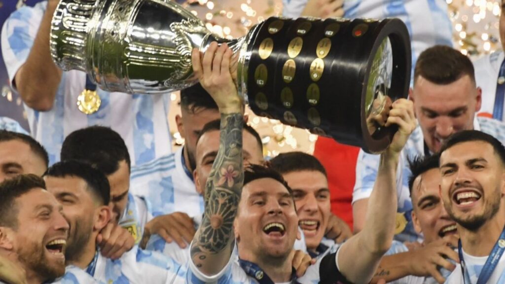 Atacante Lionel Messi, com taça da Copa América pela Seleção Argentina