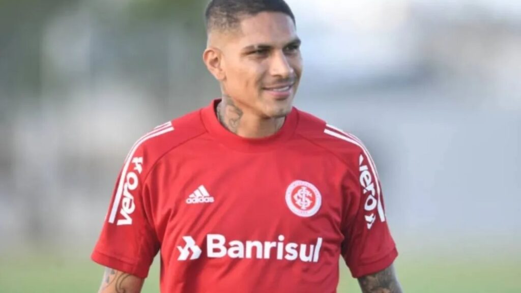 Atacante Paolo Guerrero, novo reforço do Racing Club, em treino do Internacional