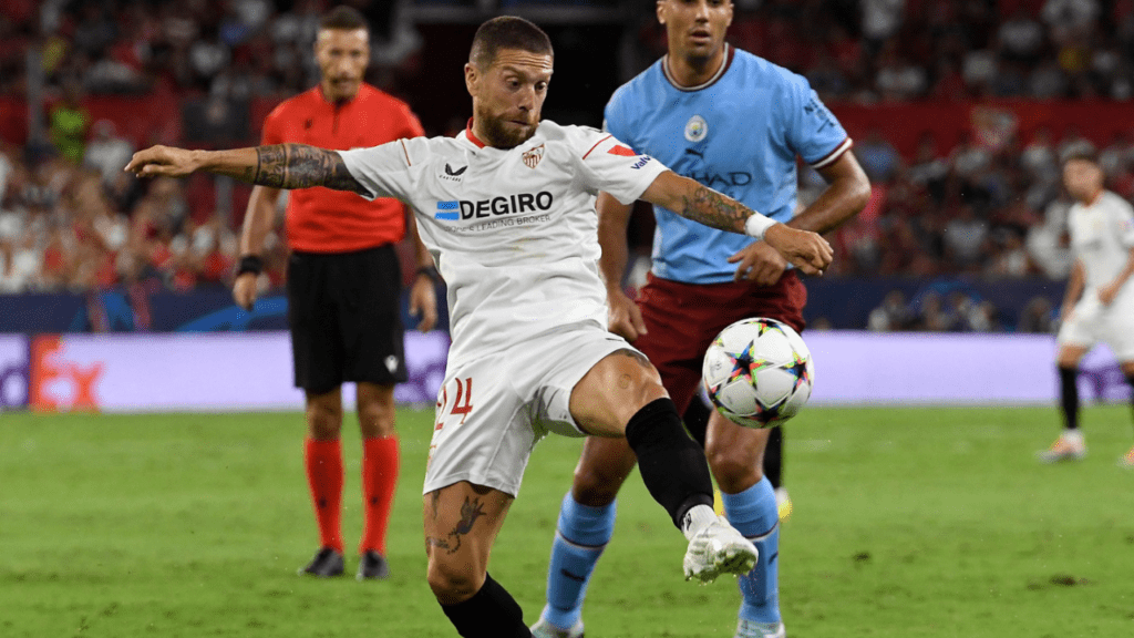 Atacante Papu Gómez em jogo entre Sevilla e Manchester City