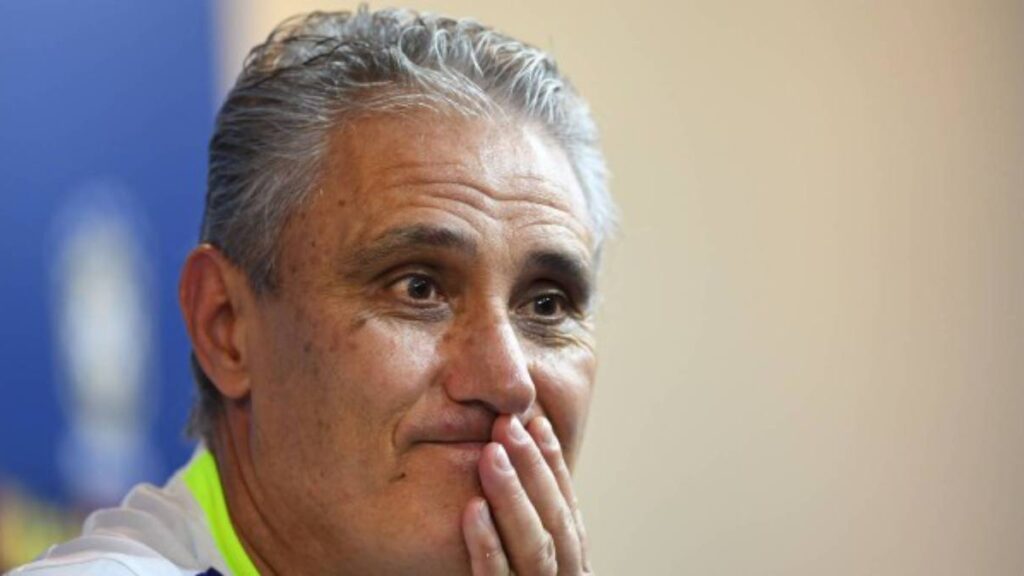 Corinthians quer Tite: o rosto do treinador aparece em foco da imagem. Ele está com a cara preocupada e com as mãos na boca.