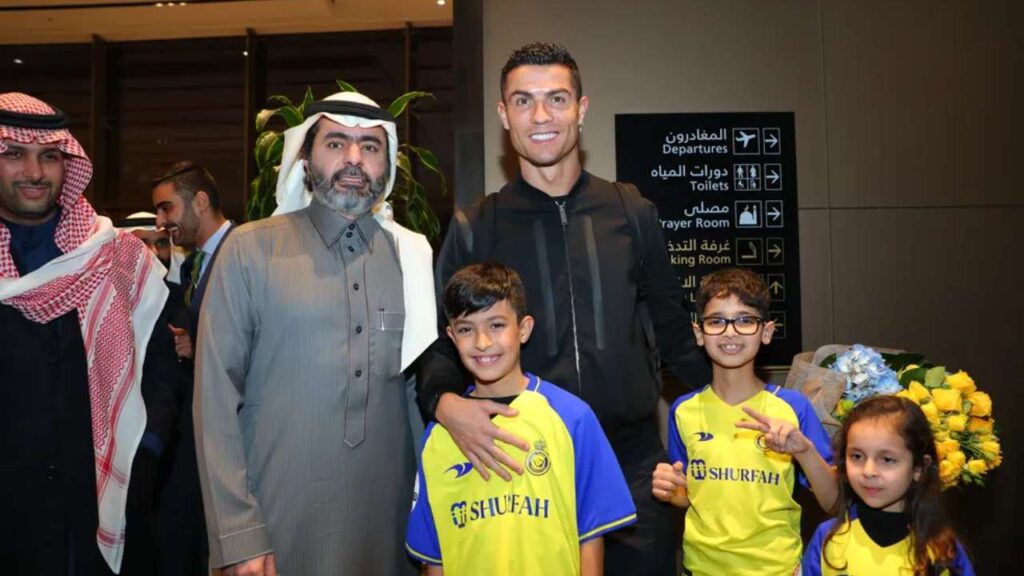 Salário de Cristiano Ronaldo. Quanto o craque vai ganhar no Al-Nassr? Na foto, CR7 aparece ao lado de um Sheik