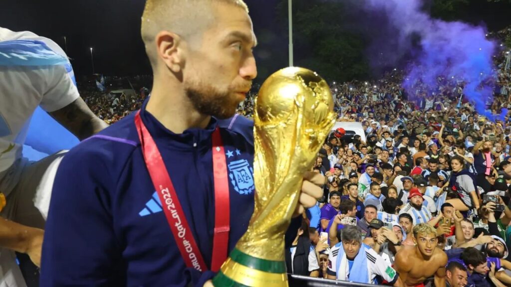 Meia Papu Gómez beijando taça da Copa do Mundo de 2022, pela Seleção Argentina