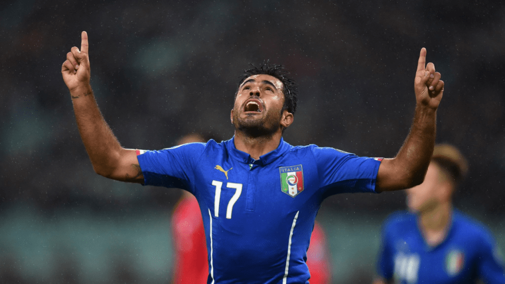 Atacante Éder Citadin comemora gol na Seleção Italiana