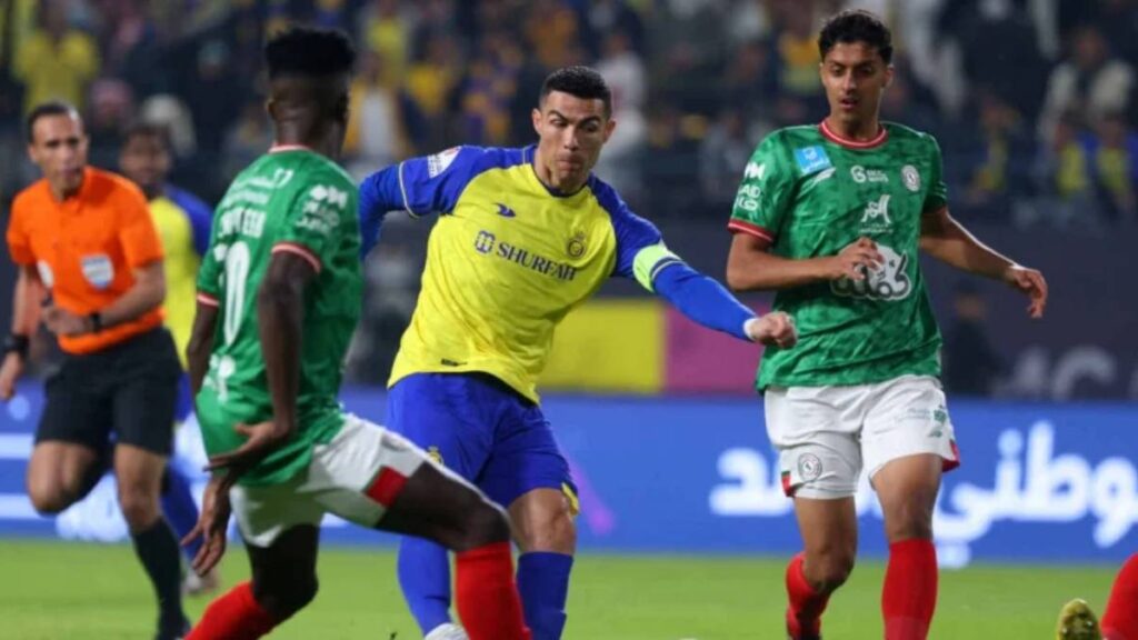 Deportação de Cristiano Ronaldo: Atacante Cristiano Ronaldo, do Al-Nassr, disputa bola com jogador do Al-Ittihad