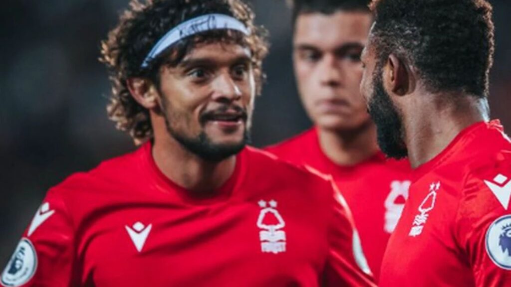 Gustavo Scarpa com outros dois jogadores do Nottingham Forest