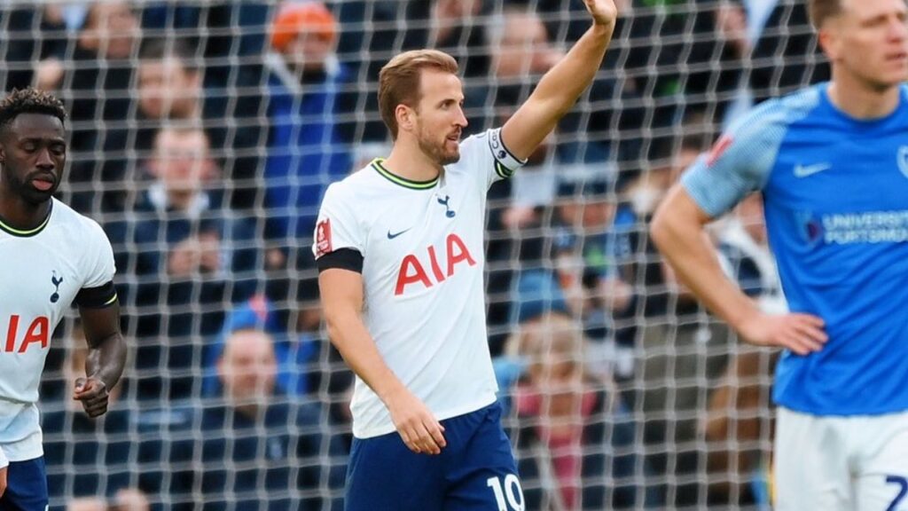 Manchester United quer Harry Kane - Harry Kane levanta o braço esquerdo em agradecimento aos aplausos em jogo do Tottenham