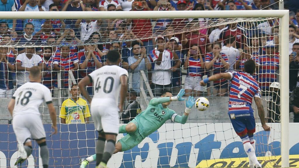 Goleiro Gatito Fernández, do Botafogo, defende pênalti contra o Fortaleza
