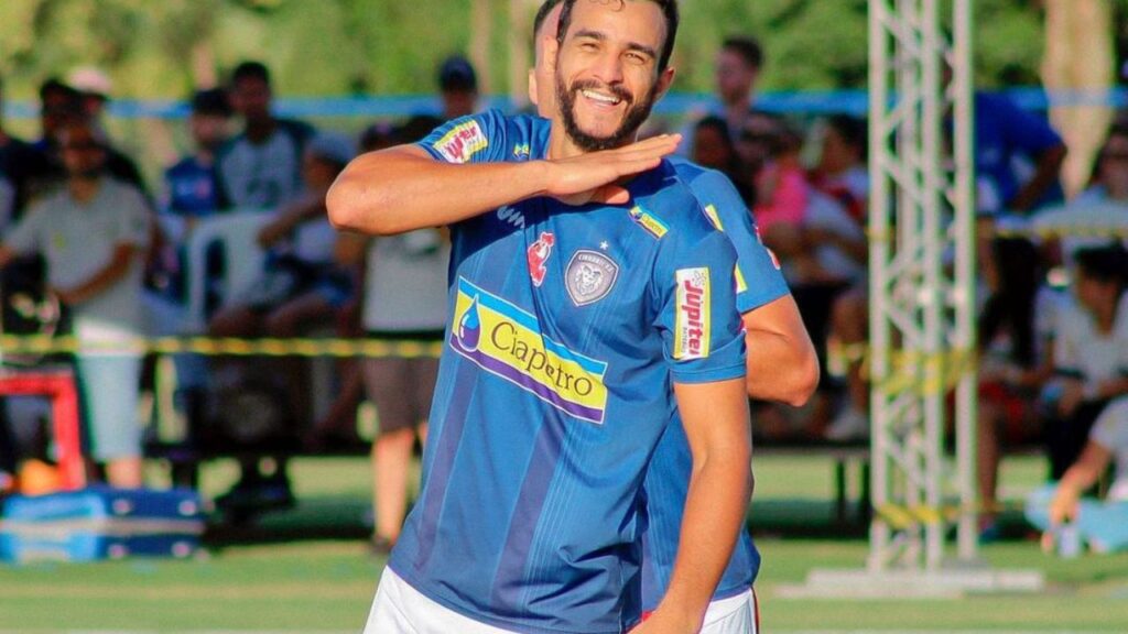 Cruzeiro contrata Henrique Dourado: Atacante Henrique Dourado, jogando pelo Cianorte