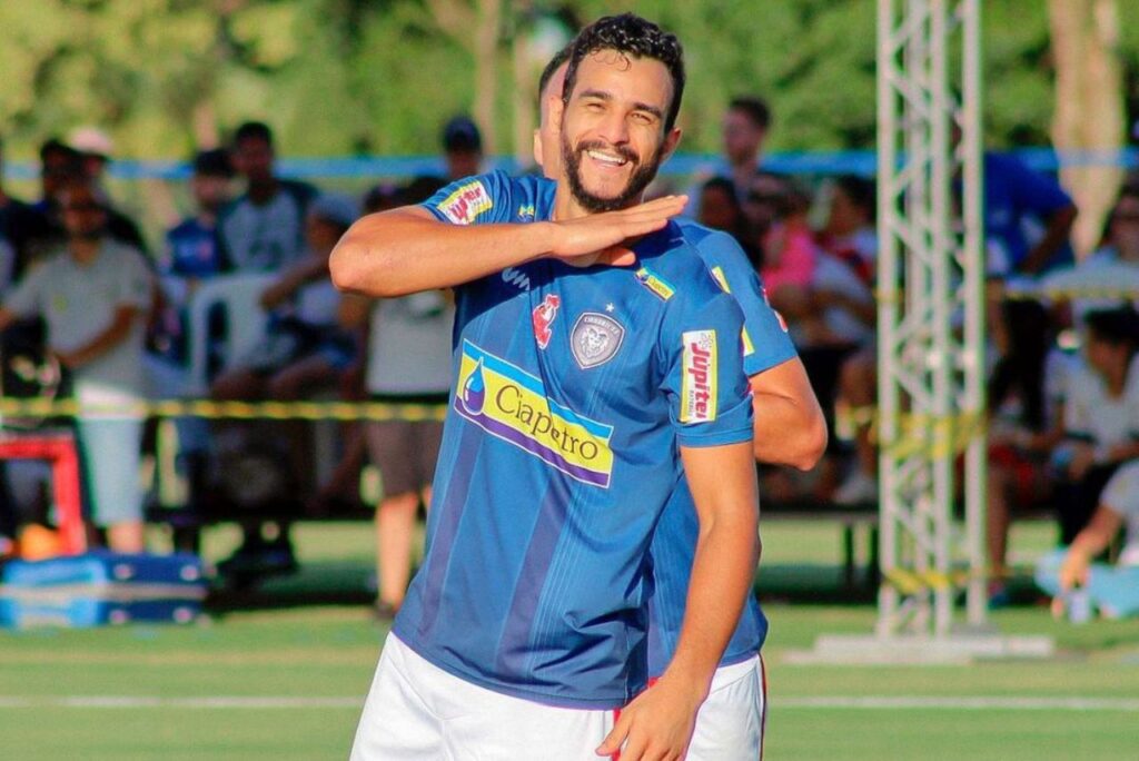 Cruzeiro contrata Henrique Dourado: Atacante Henrique Dourado, jogando pelo Cianorte