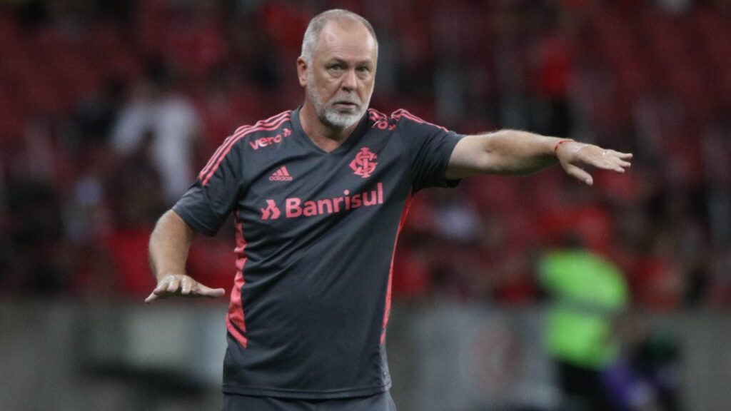 Mano Menezes, técnico do Internacional, gesticula na beira do campo