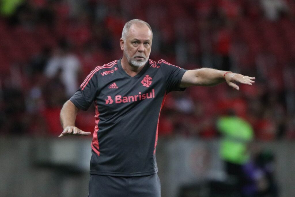 Mano Menezes, técnico do Internacional, gesticula na beira do campo