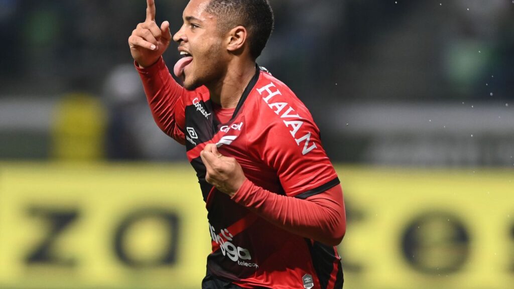 Vitor roque no Mundial Sub-20: Atacante Vitor Roque comemora gol no Athletico-PR em 2022