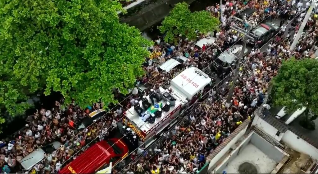 Corpo de Pelé é levado cemitério