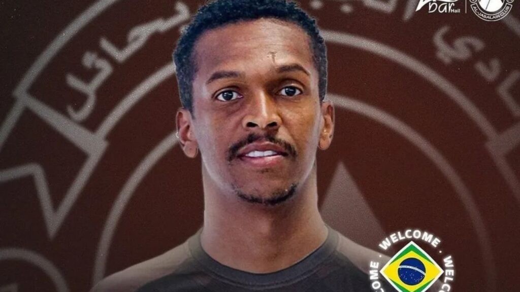 Atacante Jô em anúncio como reforço do Al-Jabalain