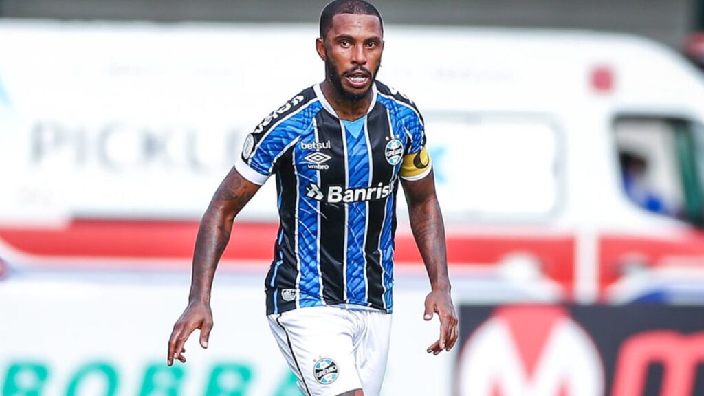 Zagueiro Paulo Miranda, em jogo do Grêmio, hoje no Náutico