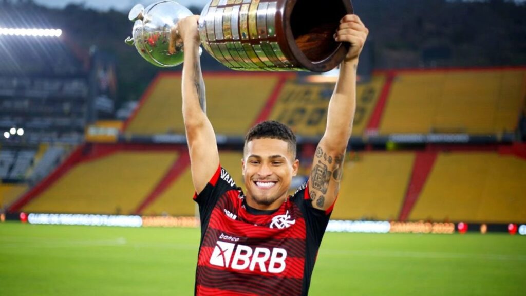 Volante João Gomes, do Flamengo, com a taça da Libertadores da América