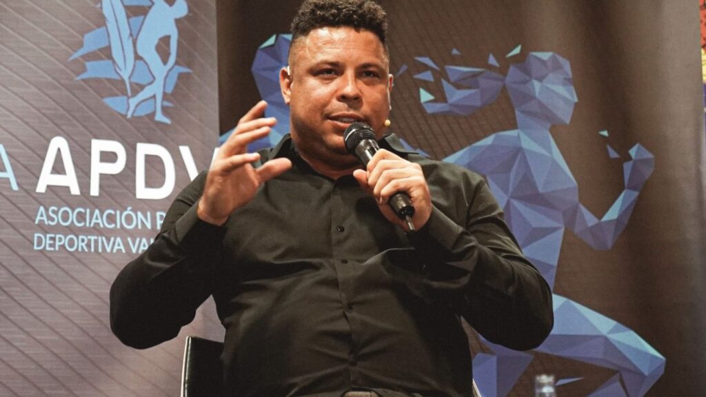 Torcida do Valladolid protesta contra Ronaldo