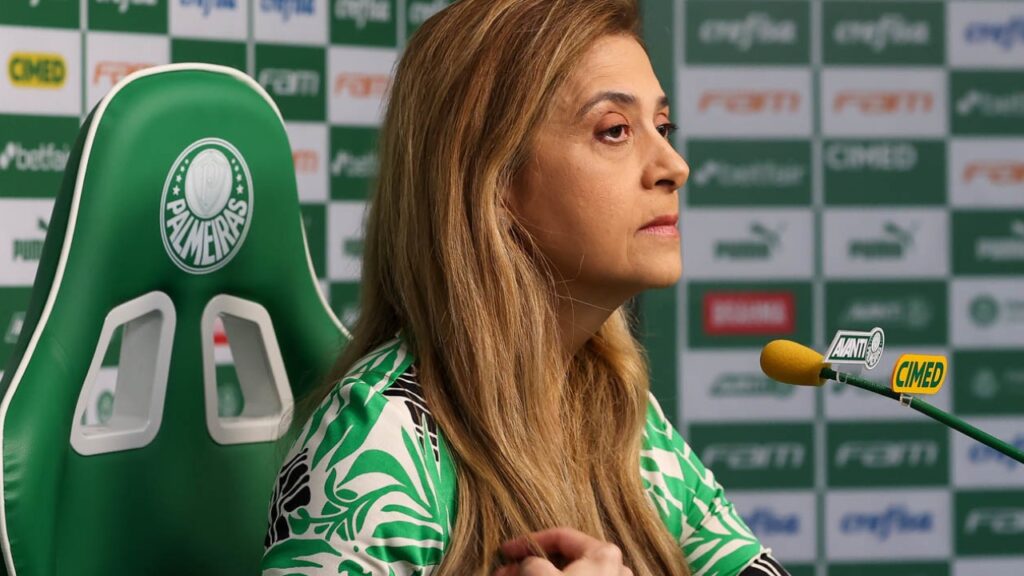 Leila Pereira critica o Flamengo: "soberba enorme" e "Palmeiras não vai se curvar" - Leila Pereira, presidente do Palmeiras, concedendo entrevista coletiva na sala de imprensa do Verdão