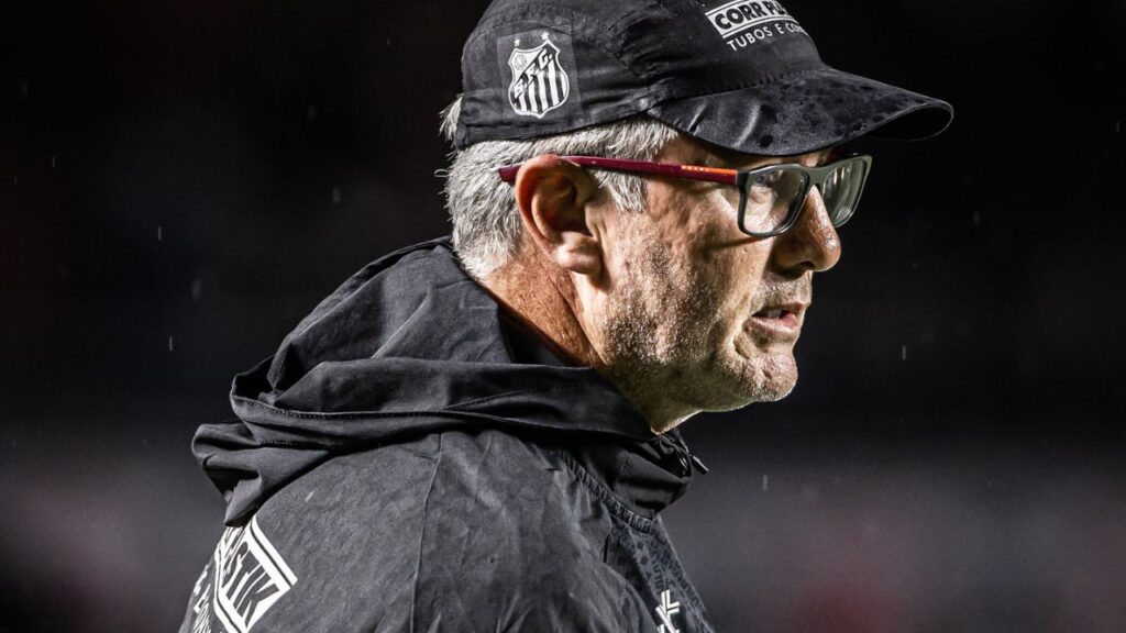 Crise no Santos: Treinador Odair Hellmann em jogo contra o São Paulo