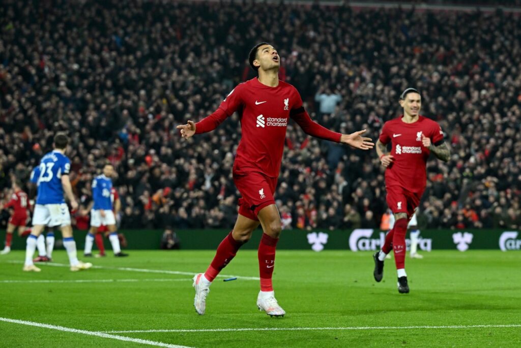 Liverpool vence a 1ª em 2023 pela Premier League ao bater o Everton em clássico