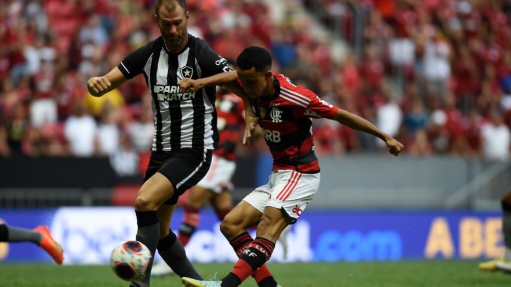 Flamengo vence o Botafogo com gol relâmpago e segue líder do Cariocão