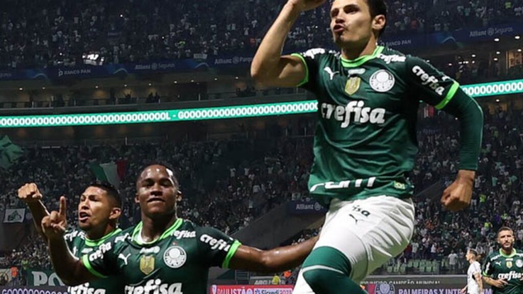 Veiga pode sair do Palmeiras: Atacante Endrick e meia Raphael Veiga comemoram gol do Palmeiras contra a Inter de Limeira no Campeonato Paulista