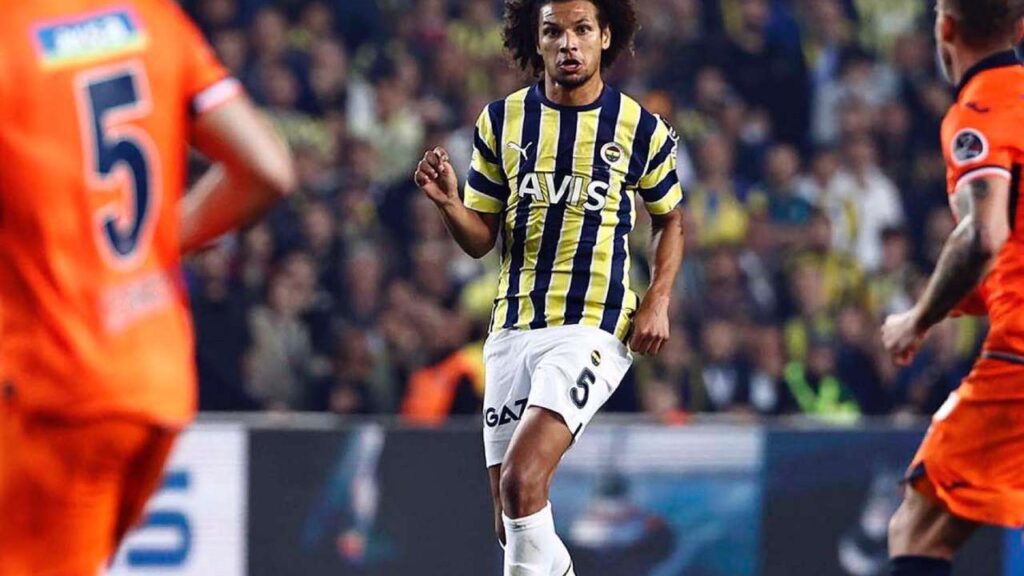 Willian Arão em lance de jogo do Fenerbahçe no Campeonato Turco 2022/23
