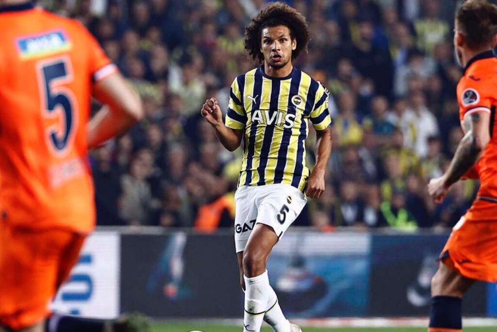 Willian Arão em lance de jogo do Fenerbahçe no Campeonato Turco 2022/23