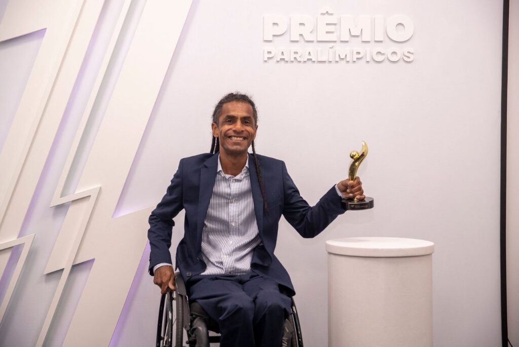 Tenista Ymanitu Silva com troféu do Prêmio Paralímpicos