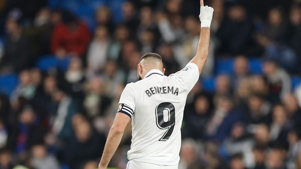 Real Madrid goleia o Elche com mais uma atuação inspirada do craque francês Benzema