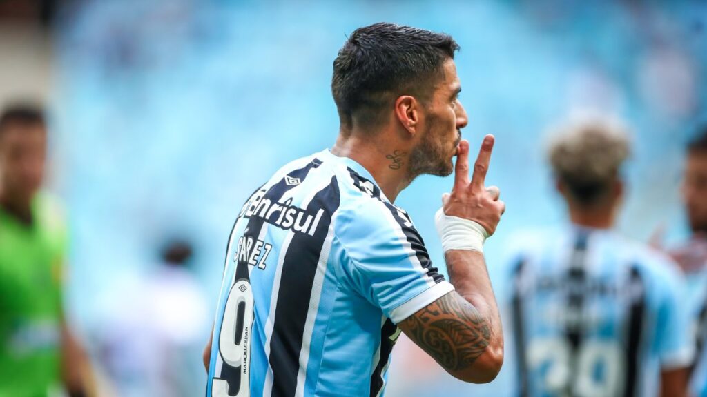 Atacante Luis Suárez comemora gol do Grêmio contra o Aimoré